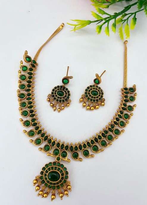 Women's Classic Kampu Necklace Set (Green, Free Size)