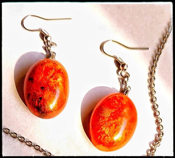 Handmade orange/golden resin pendant locket with earrings ✨️ by Artecraft
