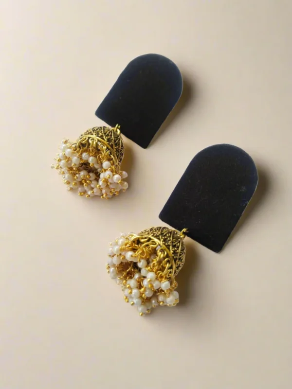 Rainvas Plain black earrings with golden bottom